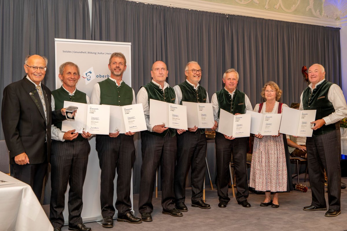 SamNachrichten's tweet photo. „Sie sind ein Vorbild! Dafür ehren wir Sie!“
Westacher Sänger und Westacher Musi aus Erding mit der Bezirksmedaille ausgezeichnet
Als Zeichen seiner Anerkennung verleiht der Bezirk Oberbayern an Menschen, die sich in besonderer Weise ehrenamtlich in

https://t.co/GkAqDQDZYH https://t.co/N7xoLTsMZ9