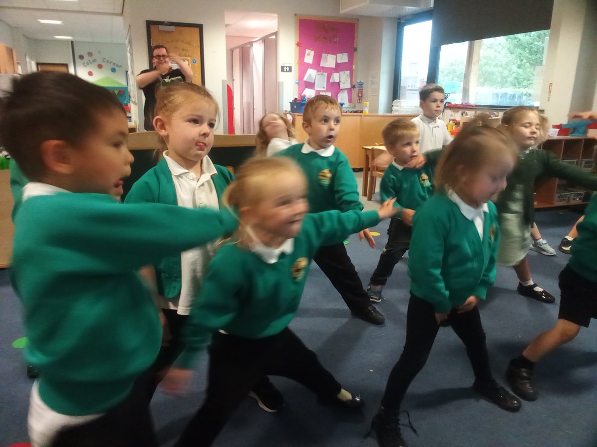 gcpfs1's tweet image. The heavy rain yesterday stopped us getting outside at lunchtime so we did some yoga in the classroom to burn off some energy.  @PrimaryGreat #gcpearlyyears #gcpphysicaldevelopment