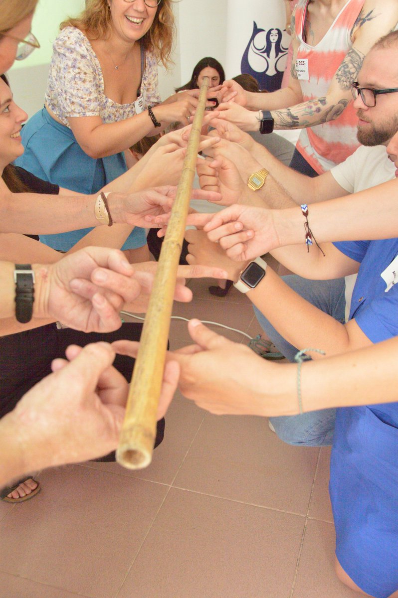 Have you ever tried this team building activity? 8-10 people have to bring to the floor a bamboo stick altogether (without holding it, just supporting with their fingers!). You need a team strategy. This is how our meeting started this morning.