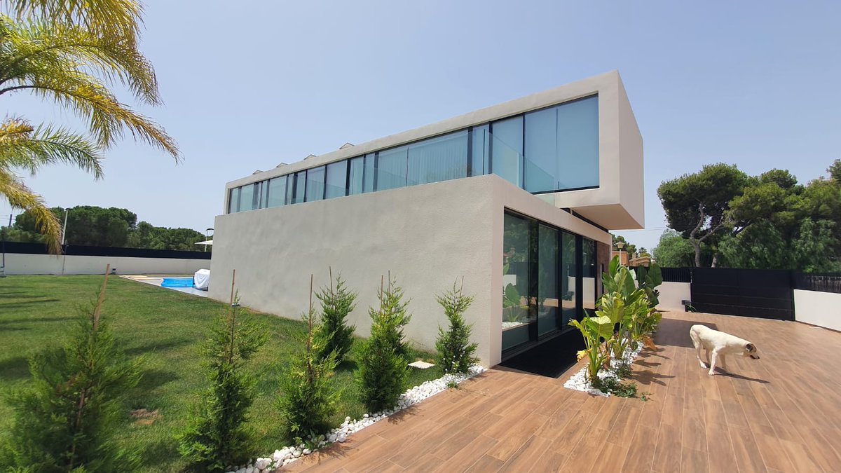 FUSTERarq's tweet photo. Final de obra🏠
Vivienda unifamiliar compuesta por dos bloques superpuestos que crean distintos espacios y ambientes para poder disfrutarlos en cualquier momento del día.☀️ https://t.co/gLKmYBmzsc