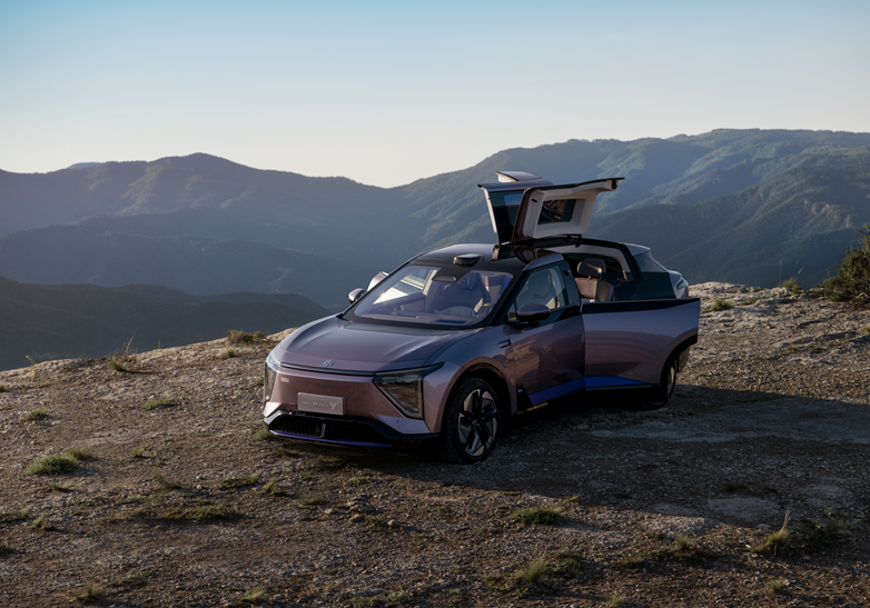 RunXiangJie__'s tweet photo. Gaohe HiPhi Y was launched globally, with four models on the market: 560km Pioneer Edition, 560km Elite Edition, 810km Long Range Edition, and 765km Ultimate Edition. The prices of the four models are RMB 339,000, 369,000, 399,000 449,000 yuan. https://t.co/q8YIlzATtF