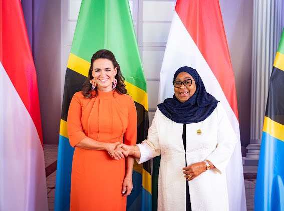 KatalinNovak_HU's tweet photo. A huge thank you to @SuluhuSamia and the wonderful people of #Tanzania for the amazing welcome. This first visit to Tanzania by a President of Republic of #Hungary marks a historic milestone between our countries. As there are no more than twenty #woman presidents around the world, it is imperative that we work together. 🇭🇺🇹🇿 (@mfa_tanzania)
