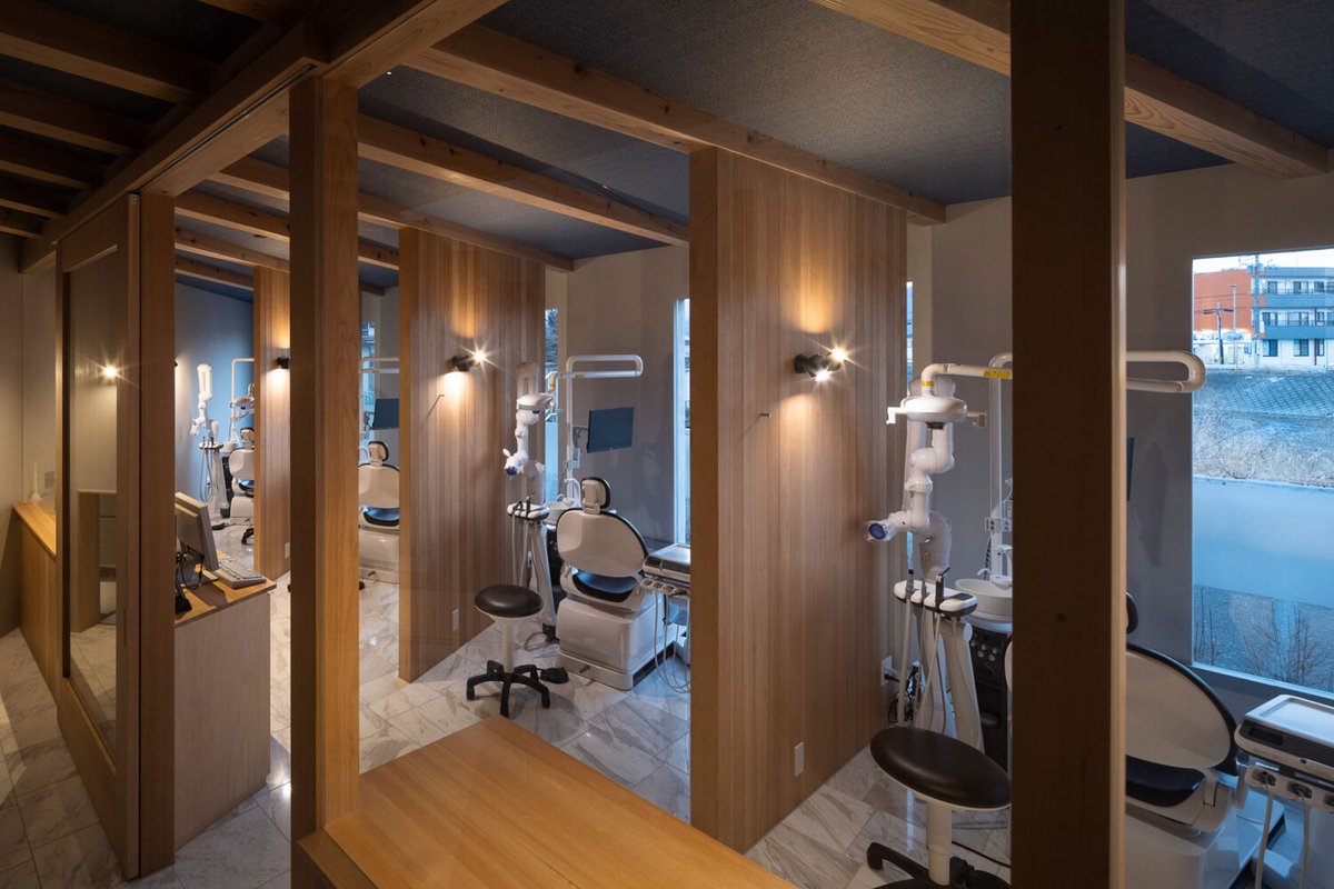 Mega designed an extension building to the dental clinic.

architecturephoto.net/183613/

photos©Hiroshi Ueda