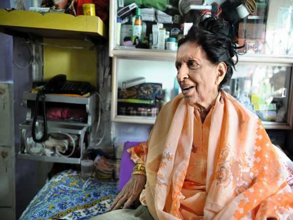 nsharmajagran's tweet image. 1/1 नमी, लोच और उदासी वाली आवाज़ों का दिन
.............................................................................................
आज सुबह उठा तो अजीब सा मौसम था....घर की छत तक बादल आए थे। 
#MehdiHasan #BhupinderSingh #MubarakBegum #18july