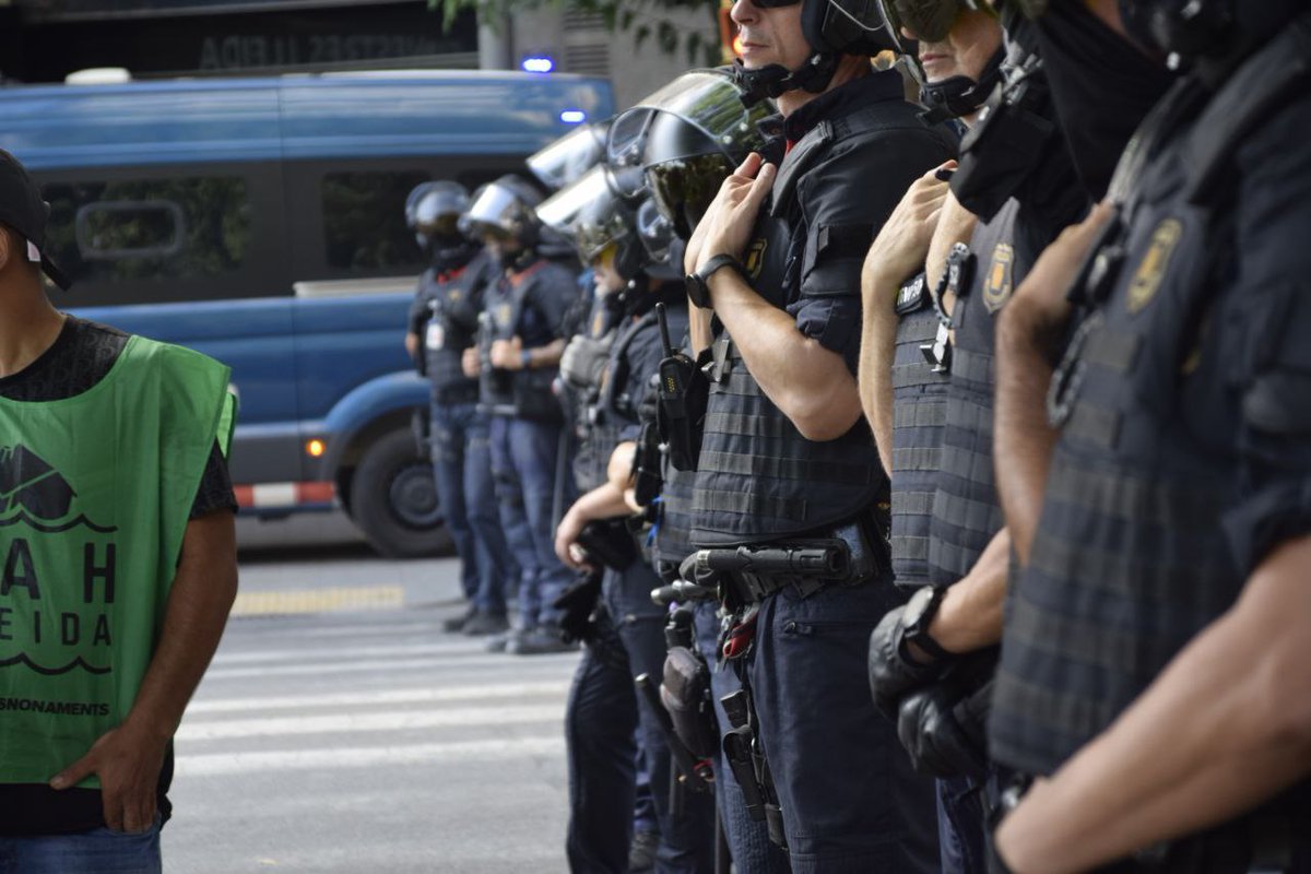 PAHLleida's tweet photo. ❌Avui un altre desnonament executat a Lleida de la ma dels @mossos!

➡️La Carmen que feia 40 anys que vivia a casa seva i avui ha estat desnonada per un fons d'inversió! 

Dos desnonament executats amb Mossos en dos setmanes! Res a dir @flarrosa? https://t.co/C9VnpfeJv8