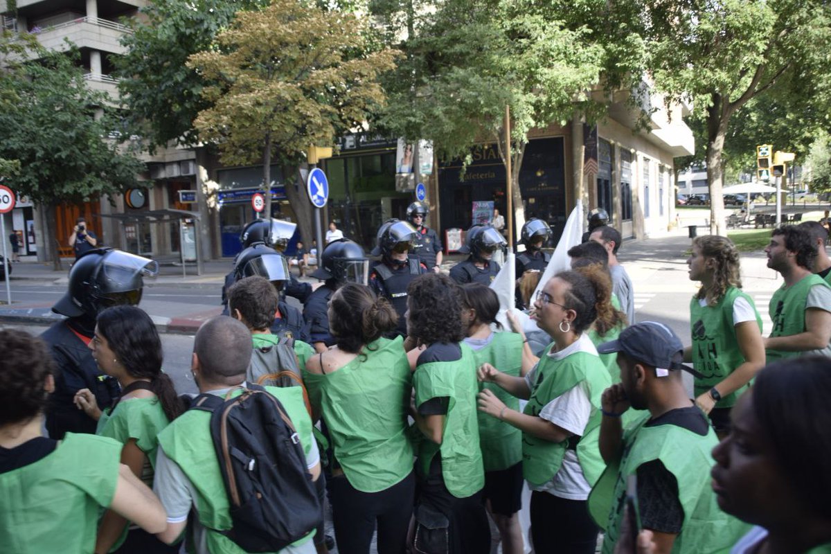 PAHLleida's tweet photo. ❌Avui un altre desnonament executat a Lleida de la ma dels @mossos!

➡️La Carmen que feia 40 anys que vivia a casa seva i avui ha estat desnonada per un fons d'inversió! 

Dos desnonament executats amb Mossos en dos setmanes! Res a dir @flarrosa? https://t.co/C9VnpfeJv8