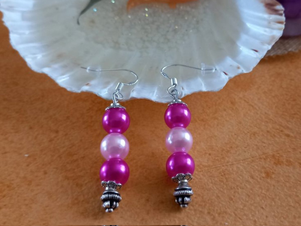 In the spirit of the Barbie Movie, pretty in pink bracelet and earrings

#handmade #handmadeintheuk #handmadejewellery #jewellery #UKGiftHour #shopindie #supportsmallbusiness #craftbizparty #smallbusinessuk  #ukmakers #RTUKSeller #CraftHour #UKCraftersHour #elevenseshour