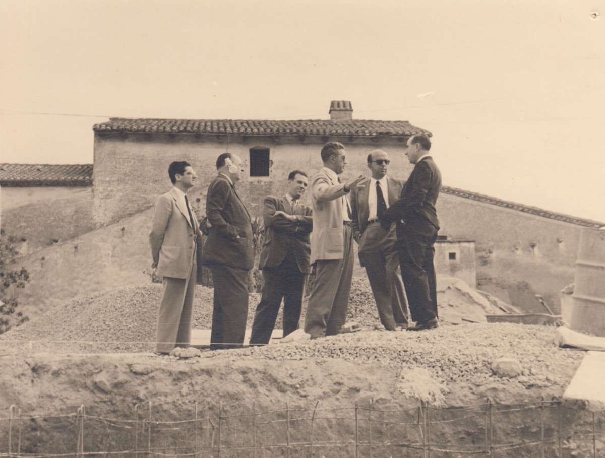 1951. La Comisión de Obras del <a href="/rctb1899/">RCT Barcelona-1899</a> explicando los trabajos de la remodelación de la Masía de Can Canet a Carlos Godó, presidente del club.