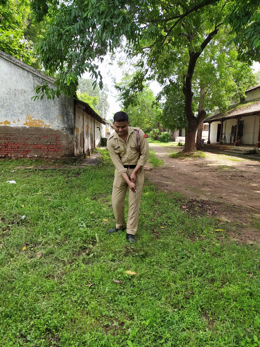 बुंदेलखंड विश्वविद्यालय के एनसीसी कैडेट्स 56 यू०पी० एनसीसी बॉयस बटालियन द्वारा साफ सफाई अभियान चलाया गया।
<a href="/HitikaY/">Hitika Yadav</a> @kabia1969 <a href="/KamadDixit5/">kamad dixit</a> <a href="/AakrastS/">Aakrast Shukla</a>