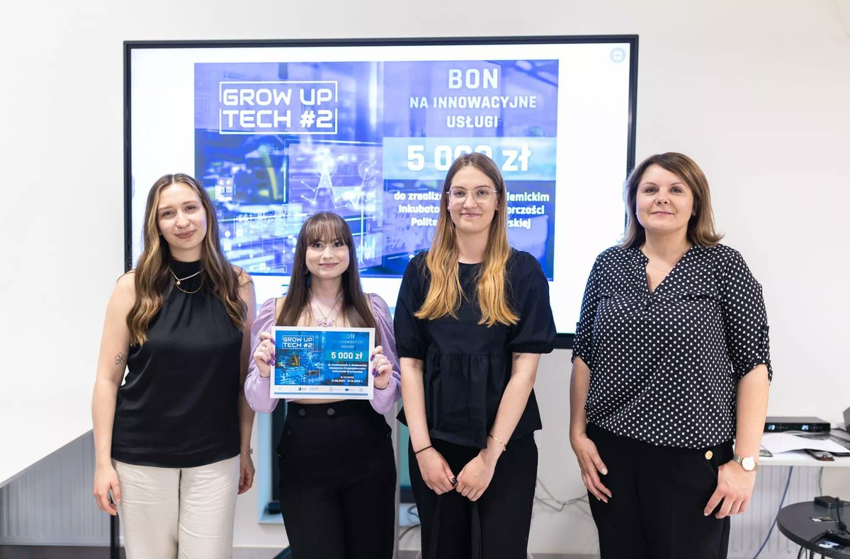 SWPSUniversity's tweet photo. Studentki #UniwersytetSWPS zajęły pierwsze miejsce w konkursie Grow Up Tech #2. Wspólnie ze studentką Uniwersytetu Dolnośląskiego DSW zaprojektowały aplikację SuperviSee, która wesprze terapeutów, psychologów i psychiatrów w pracy. Gratulujemy!

Więcej: https://t.co/ktyiAjJGGd https://t.co/IFQ9hyB1Yj