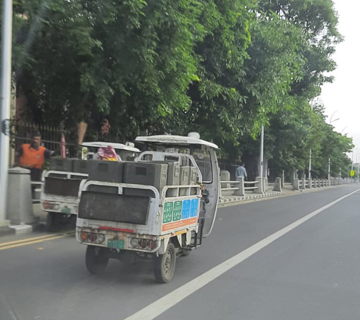 WFRising's tweet photo. Garbage collection vehicles vs annual budgets. A comparison. 

Pic 1 Hyderabad :: ~400 cr
Pic 2 Chennai :: ~700 cr
Pic 3 Bangalore :: ~1000 cr https://t.co/BwCaNMVxKH