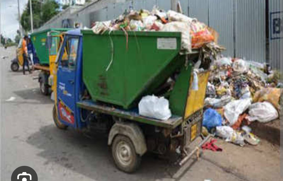 WFRising's tweet photo. Garbage collection vehicles vs annual budgets. A comparison. 

Pic 1 Hyderabad :: ~400 cr
Pic 2 Chennai :: ~700 cr
Pic 3 Bangalore :: ~1000 cr https://t.co/BwCaNMVxKH