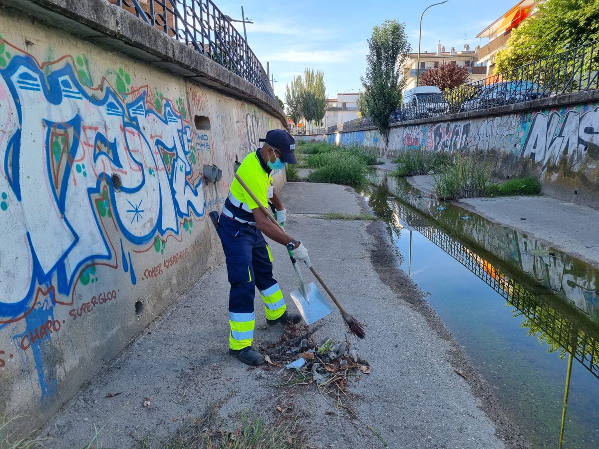 MedioAmbienteCV's tweet photo. 🌿 Limpieza del Río Guadarrama: retiramos 2.500 kg de residuos y vegetación del río

✅ Con esta actuación se mantiene la limpieza, se retiran elementos que pueden provocar daños o inundaciones, evitamos la proliferación de insectos y roedores y prevenimos los malos olores https://t.co/oY3t3kXaCp