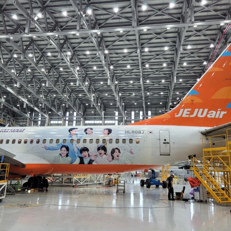 jejuairjapan's tweet photo. 💜🧡 - ✈☁、
【速報】BTSデビュー10周年記念ラッピング機運航スタート

いよいよ明日(19日)、チェジュ航空が韓国上空を始め、
空を紫色に染めるため離陸します！

空港で見つけたら認証ショットは必須✨
BTSインスタグラムフィルター も忘れないで😉 https://t.co/jR6hAj9Hha