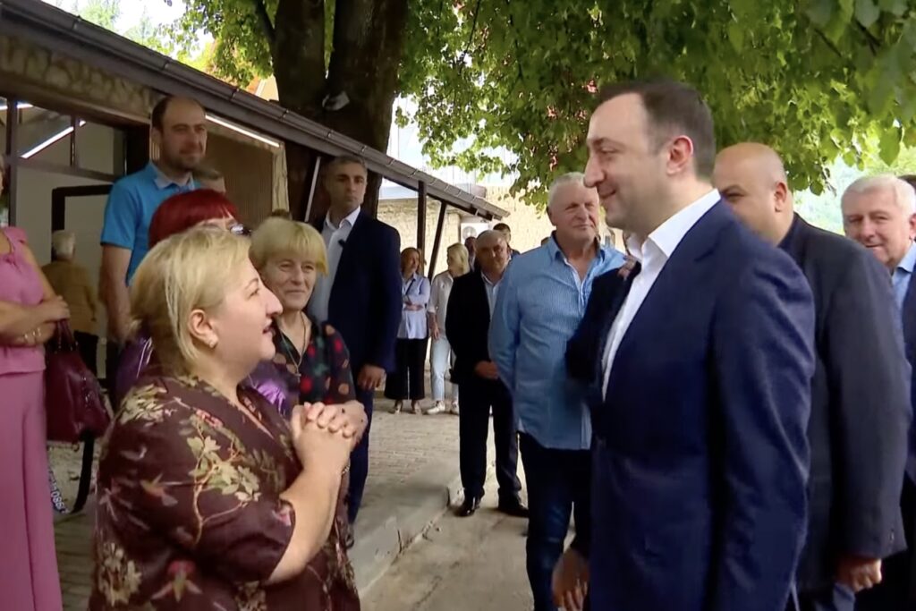 In a video published by the Georgian government, PM Irakli Garibashvili (GD) is greeted euphorically by locals in the town of Tsageri.
Later, it was revealed that five of the people blessing his arrival were state-employed civil servants (2023).