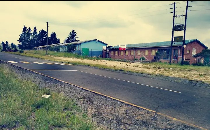 PatrioticMedia1's tweet photo. SHORTAGE OF TEACHERS CRISIS IN SA!
Over 150 schools have been closed down in KZN and QWA QWA by the dept of basic education due to the shortage of teachers. Most of these schools end up being vandalized because the government has no plan to turn them into training facilities. https://t.co/xov4mZpTG2