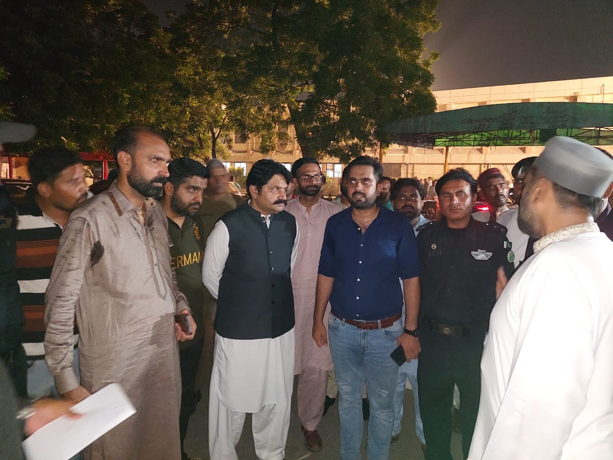 DCFaisalabad's tweet photo. ڈپٹی کمشنر فیصل آباد علی عنان قمر کی ہدایت پر فیصل آباد پارکنگ کمپنی نے الائیڈ ہسپتال کی پارکنگ کا چارج سنبھال لیا ۔
ایڈیشنل ڈپٹی کمشنر/مینیجنگ ڈائریکٹر فیصل آباد پارکنگ کمپنی کاشف رضا اعوان نے رات گئے ہسپتال کا دورہ
@GovtofPunjabPK 
@CS_Punjab 
@commissionerfsd
@KashifAwanPMS https://t.co/Csc32neM3t