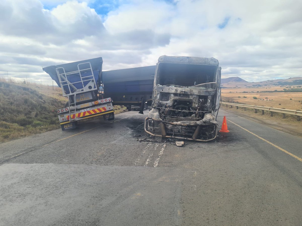 KayaNews's tweet photo. The National Prosecuting Authority says it will oppose bail for the 5 suspects arrested in connection with the torching of trucks.
#KayaNews #truckAttacks NR. https://t.co/46Xu6bAZ1q