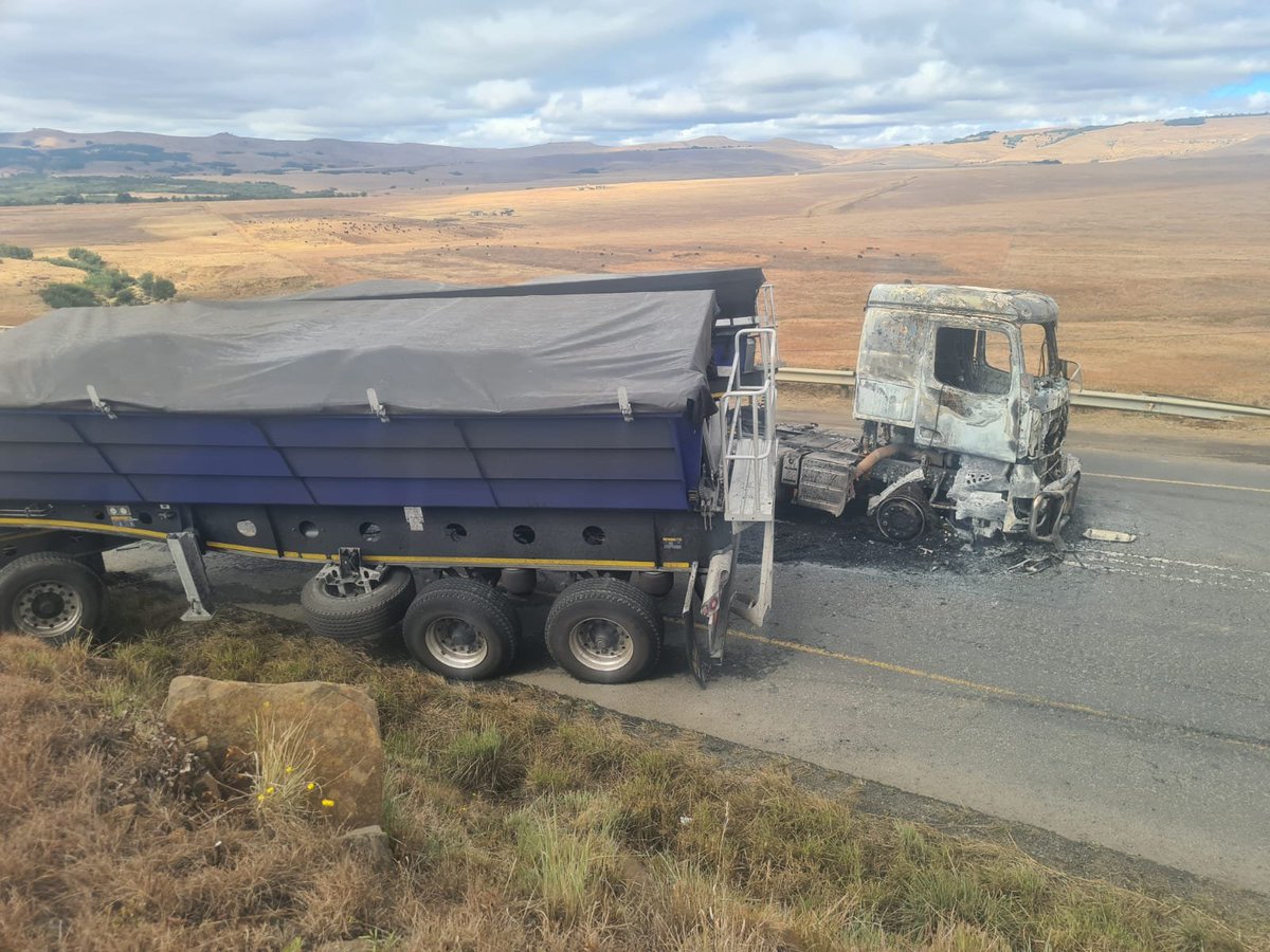 KayaNews's tweet photo. The National Prosecuting Authority says it will oppose bail for the 5 suspects arrested in connection with the torching of trucks.
#KayaNews #truckAttacks NR. https://t.co/46Xu6bAZ1q