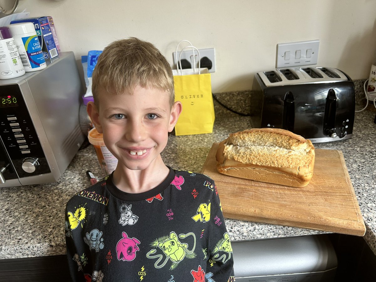 martynw89's tweet photo. @R4Kenyon Roedd Oliver wrth ei fodd yn gwneud bara cymaint, nes iddo wneud torth arall gartref. ❤️ https://t.co/p2DoM6rmoE