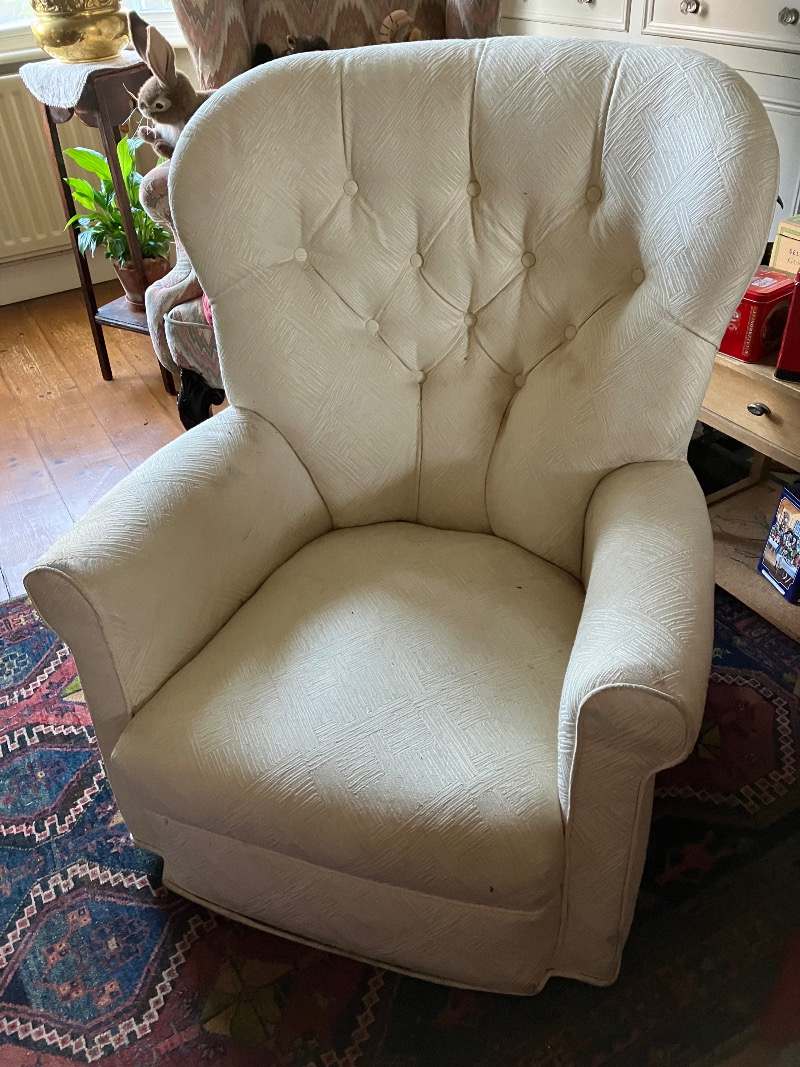 FreegleBOA's tweet photo. OFFER: Armchair  (Bradford on Avon BA15) https://t.co/ABoTWfmS3D https://t.co/fnxRuCuRSQ