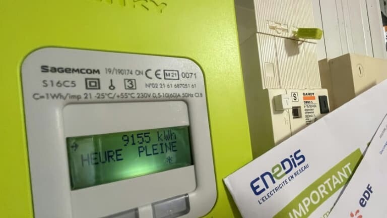 BFMTV's tweet photo. Les tarifs de l'électricité vont augmenter de 10% au 1er août
https://t.co/Vf8yqvY62R https://t.co/t6hlMGismy