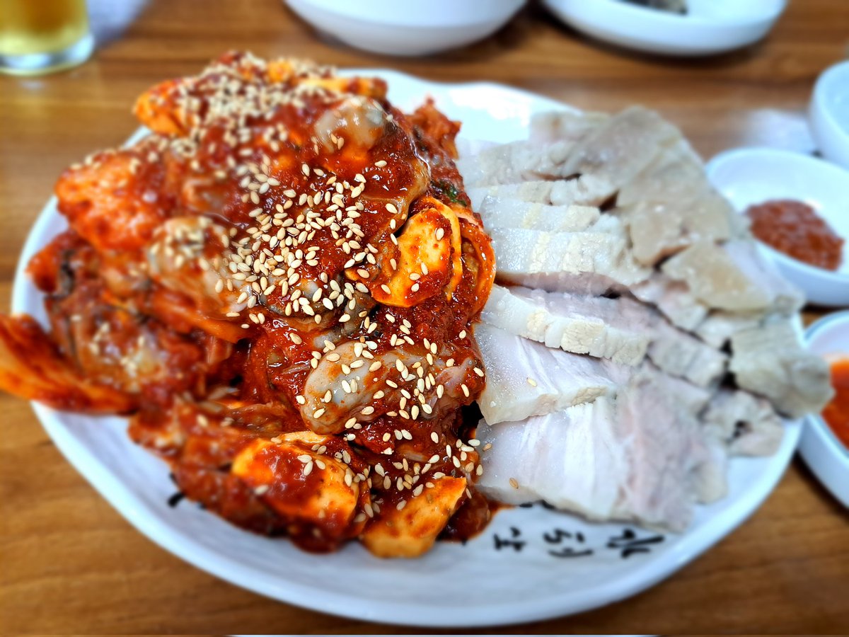 이집은 배추가 질기지도 않고 양념도 짜거나 달지 않아 좋습니다
배, 밤도 듬뿍
고기도 두텁게 잔칫상처럼 썰어줍니다 맛 있습니다
 
(은평구청 앞 충무칼국수)