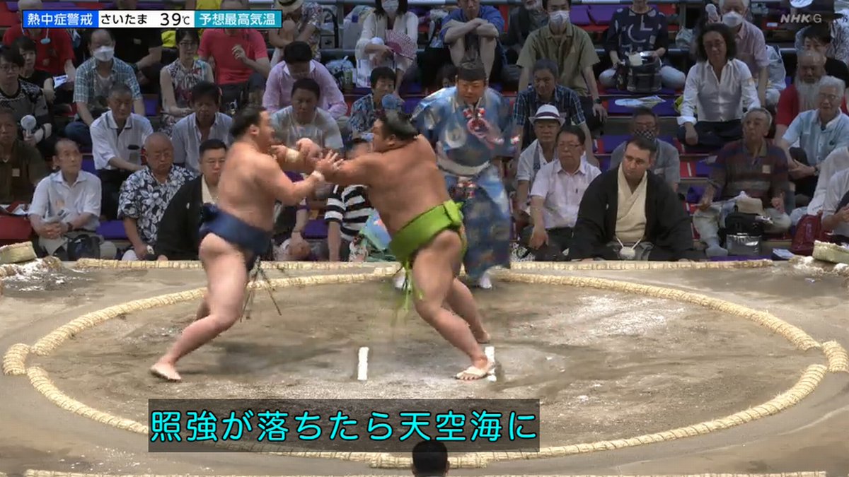 今日は先々代ソルトシェイカーの前で大量塩まきを披露した天空海さん (1枚目はなんか面白くなったので貼ってみた) #sumo