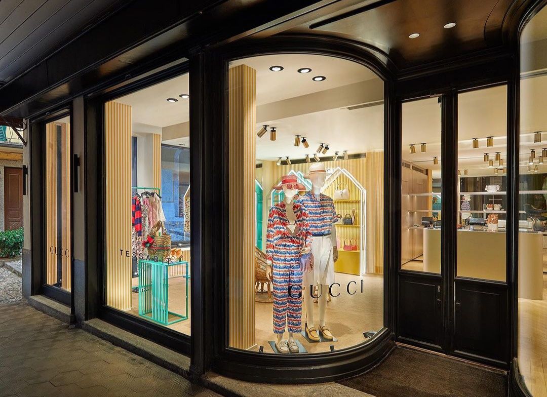 cppluxury's tweet photo. Gucci opens new boutique on Lake Como at Bellagio
#Gucci #GucciComo #LakeComo #Como #Bellagio #newopening #luxury #luxuryfashion #fashion #luxuryboutique #luxuryretail #Kering @KeringGroup @gucci https://t.co/vxiHMOMTj1