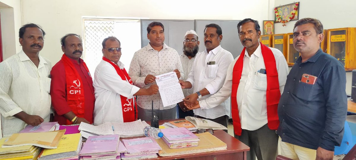 NaiduCpi's tweet photo. #నంద్యాలరైల్వేస్టేషన్ లో        #లిఫ్ట్,#ఏస్కలేటర్,                     #నూనెపల్లెఅండర్ #బ్రిడ్జికి  #అనుమతిఇవ్వాలని     #రైల్వేస్టేషన్ #మేనేజర్ #దొరస్వామిగారికి #వినతిపత్రంఇస్తున్న      #సిపిఐనాయకులు https://t.co/wvitqtyxxK
