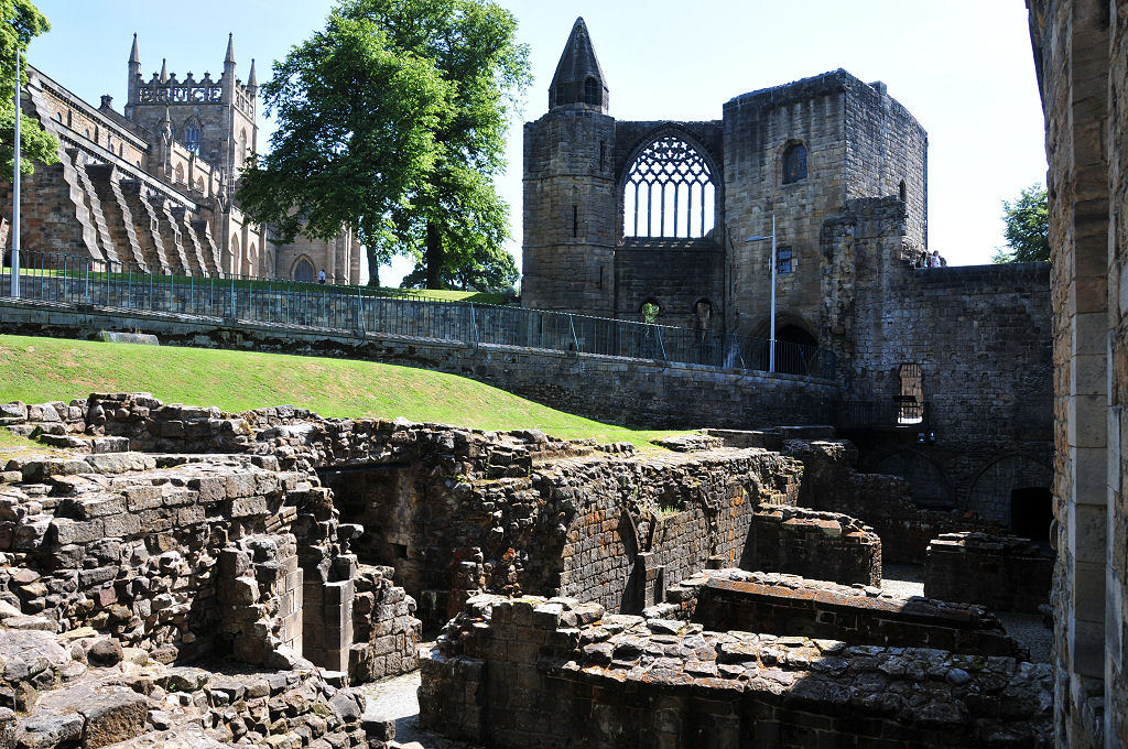 The extensive ruins of Dunfermline Palace with the remains of Dunfermline Abbey and the intact abbey church in the background. The abbey can trace its origins back to a priory founded here by Queen/Saint Margaret in 1070. More pics and info: undiscoveredscotland.co.uk/dunfermline/ab…