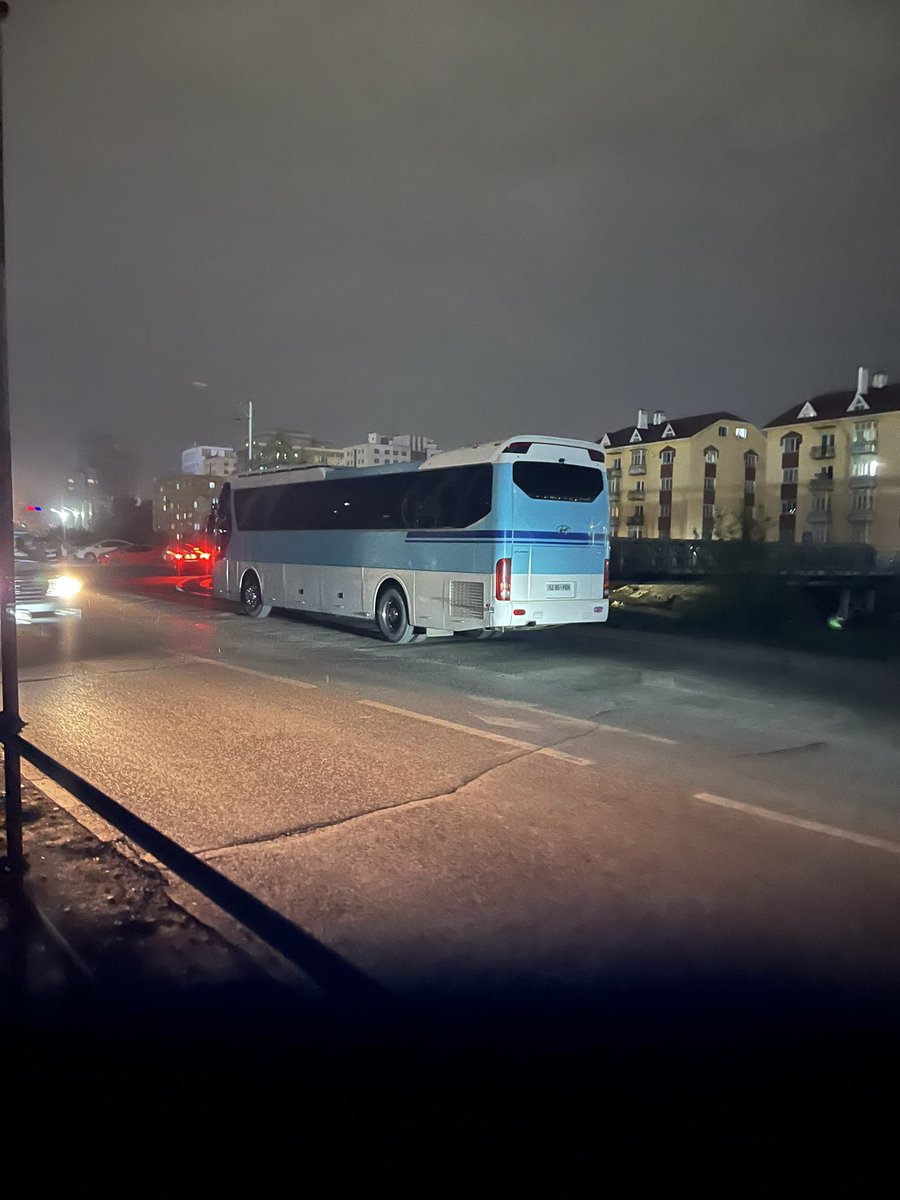 Энэ зам уг н гүүрлүү эргэдэг туслах зам, гэтэл огт зогсоолын бгууламжгүй J hotel гээд солонгос буудал автобусны зогсоол болгож ашиглаад удаж бна, энэ зүгээр үү Даргаа <a href="/MunkhErdene81/">Munkh-Erdene Dembereltseren</a>