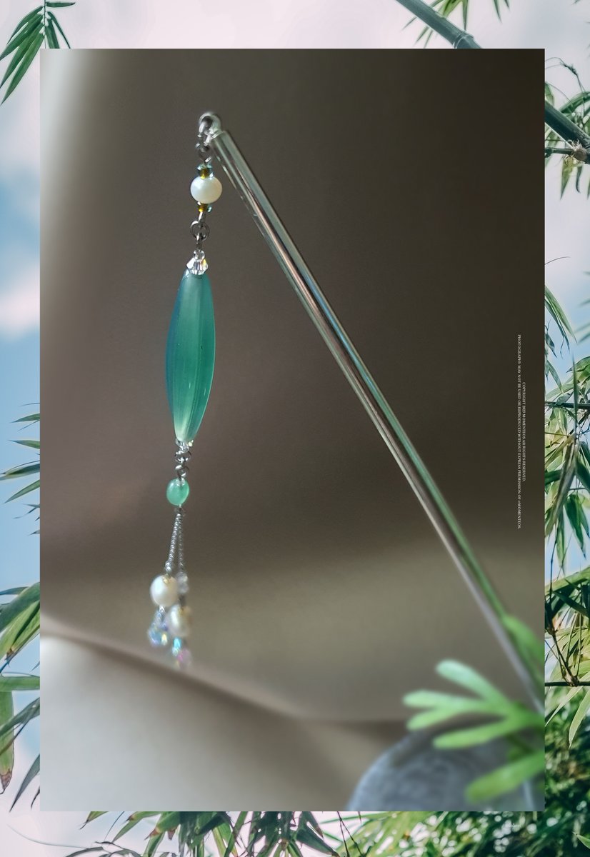 ◦ 오랜 빗속 대나무 숲처럼 다채로운 푸른 색감이 도드라지는 '임우죽림'은 한복 및 의복용 장식, 백참 키링으로 무상 변경 가능합니다. 

◦ 비녀 대 제외 장식 약 12.5cm/ 서지컬스틸체인 기본 사용/ 무료 배송 / 38,000원/ 제작 가능 수량: 4개