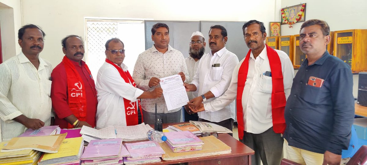 NaiduCpi's tweet photo. #నంద్యాలరైల్వేస్టేషన్ లో        #లిఫ్ట్,#ఏస్కలేటర్,                     #నూనెపల్లెఅండర్ #బ్రిడ్జికి  #అనుమతిఇవ్వాలని     #రైల్వేస్టేషన్ #మేనేజర్ #దొరస్వామిగారికి #వినతిపత్రంఇస్తున్న      #సిపిఐనాయకులు https://t.co/wvitqtyxxK