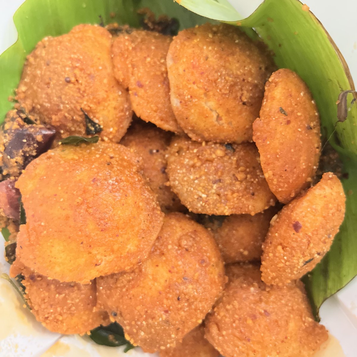 ilareddy's tweet photo. Discovered Idlinama here on Twitter and finally got to try their chicken stuffed idlis and podi ghee idlis! Bonus: the beautiful packaging. Overjoyed to finally get this in Delhi ❤️❤️ https://t.co/GvGyZ7WaWF