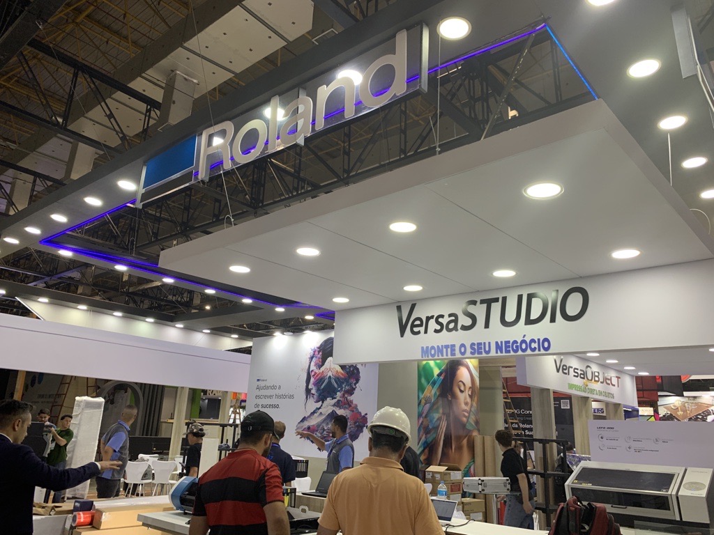 RolandDG_PR's tweet photo. 先週ブラジルで開催されたFuture Printの前日、ローランド ディー.ジー.ブースの設営の様子です。社長自ら撮影で、Twitterの更新に非常に強力的で助かります!
#ローランドディージー
#ローランドDG
#DGSHAPE
#FuturePrint https://t.co/PMFCEP5gmp