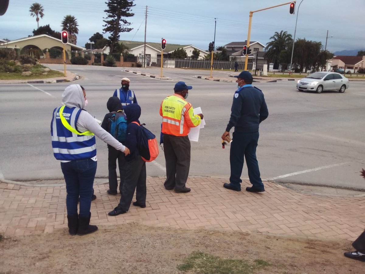 🚦Minister Mackenzie urges motorists to drive with caution as schools reopen. Read the full media release➡️t.ly/LuAS5