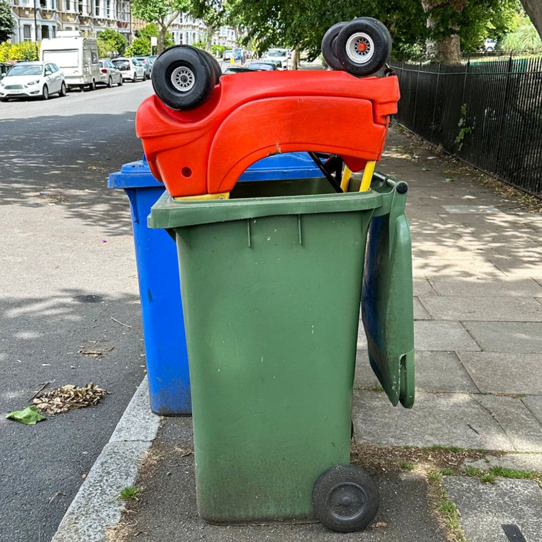 While we are 'wheelie' impressed at the perfect fit of this toy in a recycling bin - it's a classic case of #Wishcycling

Toys aren't collected as part of household collections, so they shouldn't be put in your recycling ❌

Find out what to do with toys: bit.ly/RecycleNow_Toy…