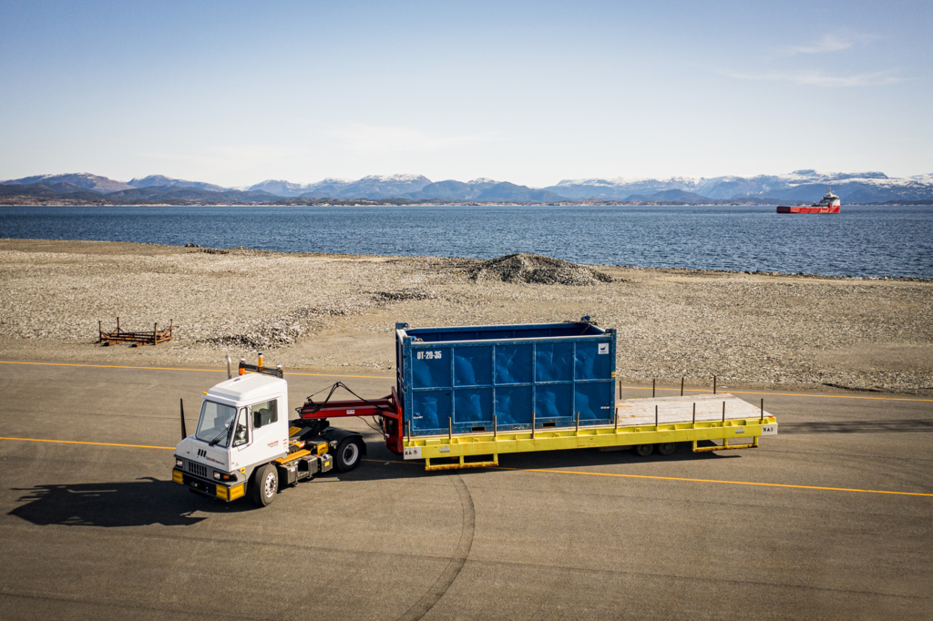 Kalmarglobal's tweet photo. Tommi Pettersson, VP of Strategy, Sustainability and Technology at Kalmar and our customer Coast Center Base (CCB) have been very pleased with our recent #RoboTractor pilot.
Read the article for comments: https://t.co/v5yeeg9Ni2
#robotics #logistics https://t.co/PEymqOGIuC