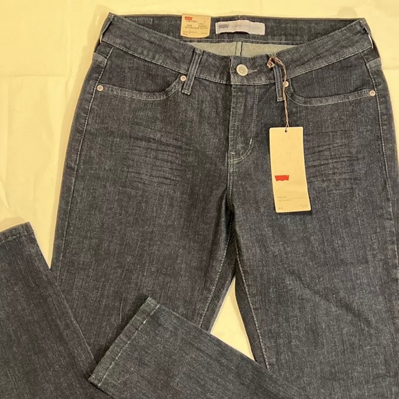 B_DeRoc's tweet photo. So good I had to share! Check out all the items I'm loving on @Poshmarkapp #poshmark #fashion #style #shopmycloset #converse #samedelman #levis: https://t.co/76rSRnlxt0 https://t.co/gAOfdpQfLj