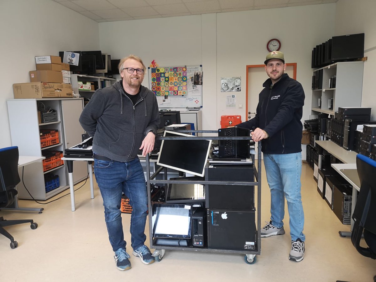 myfaircheck's tweet photo. Mitte 2023 hat die faircheck-Technikprüfstelle wieder 20 funktionstüchtige PCs und Notebooks zur "Weiterfairwertung" an die soziale Einrichtung BBRZ in Graz übergeben.
#weiterfairwertung #csr

https://t.co/9usJl3DM3e https://t.co/UcyrXWFzzn