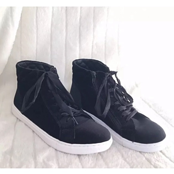 cnmparker's tweet photo. So good I had to share! Check out all the items I'm loving on @Poshmarkapp from @roxygrl76 #poshmark #fashion #style #shopmycloset #stevemadden: https://t.co/7Nqse8nXaq https://t.co/b2VS2j7sNu