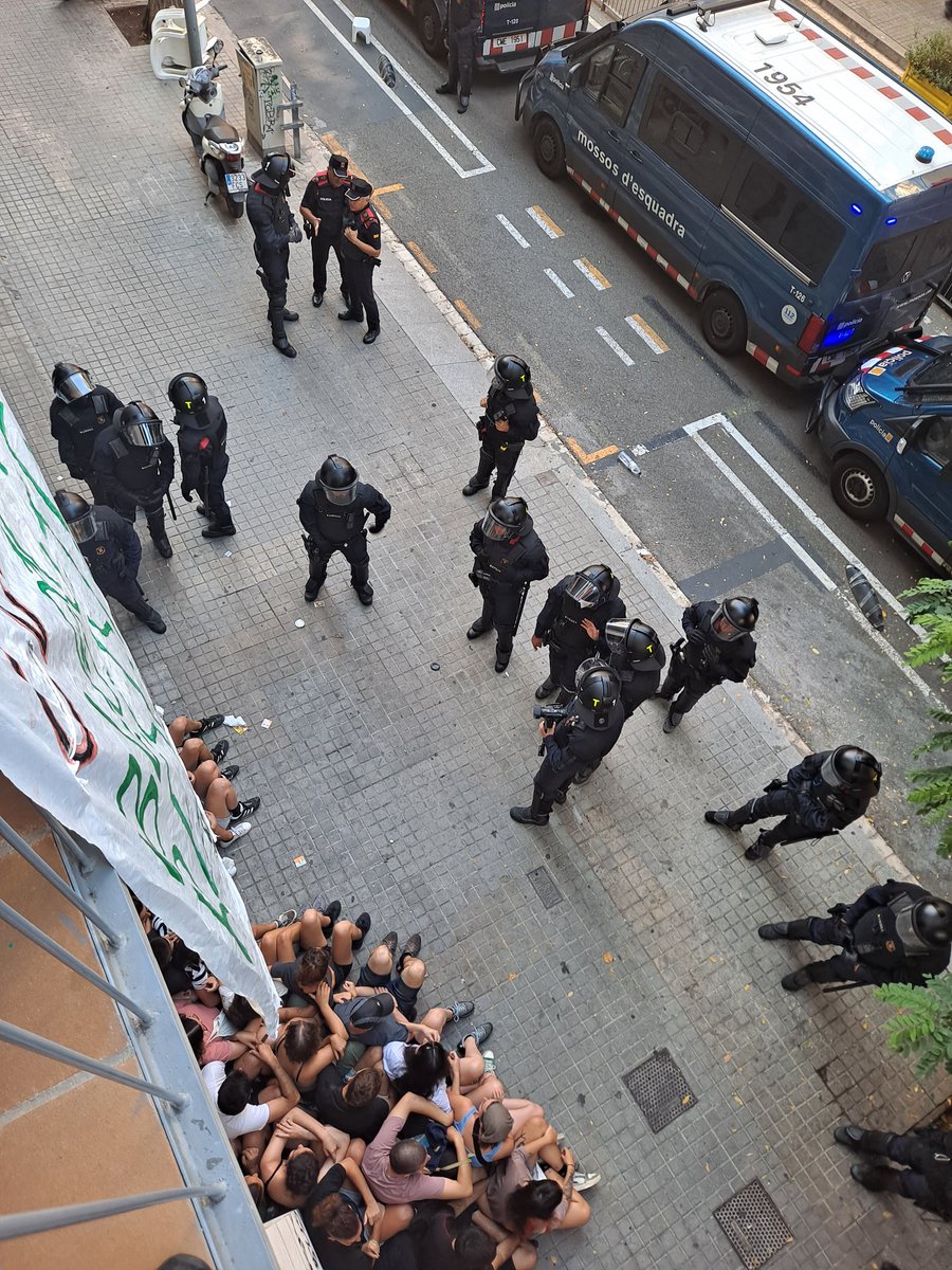 HabitatgeGracia's tweet photo. La policia segueix identificant! https://t.co/JiUS5lcOTq