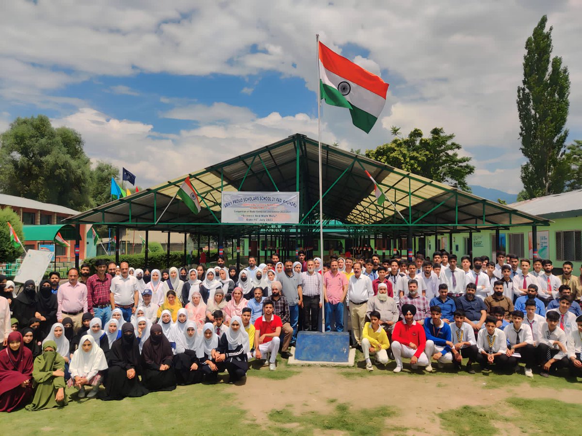 ChinarcorpsIA's tweet photo. #ChinarWarriors organised 'Rashtriya Bal Vaigyanik Pradarshan Science & Maths Mela' at Army Proud Scholars School, Khundru #Anantnag. The event aimed to motivate #students to display their project #models on various themes.
The event witnessed more than 100 students of 20 local #schools participating & displaying their #innovative models.

#Kashmir
@adgpi
@NorthernComd_IA
@OfficeOfLGJandK