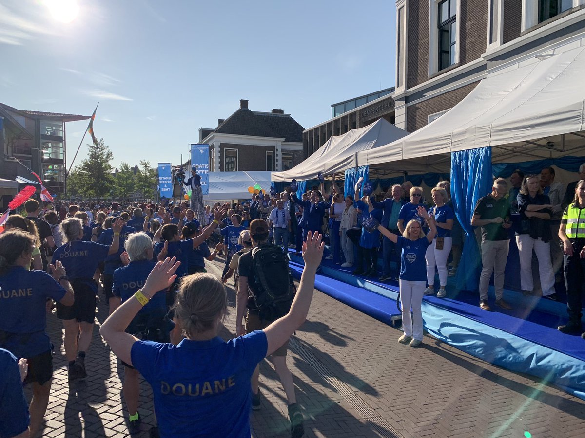 JanKamp4's tweet image. Na bijna 20 km de eerste (koffie)stop in een zeer enthousiast Elst. De helft zit er al weer op voor vandaag. #WalkoftheWorld #4daagse