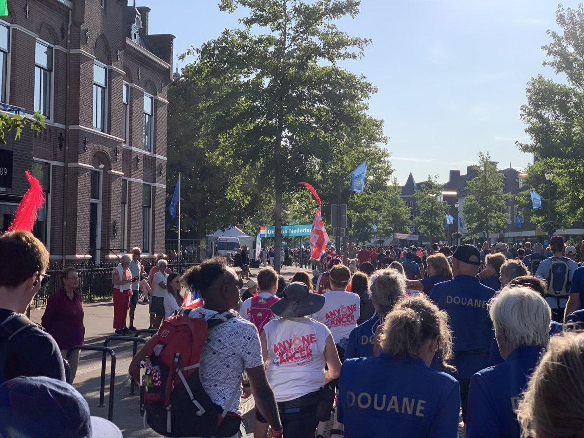 JanKamp4's tweet image. Na bijna 20 km de eerste (koffie)stop in een zeer enthousiast Elst. De helft zit er al weer op voor vandaag. #WalkoftheWorld #4daagse