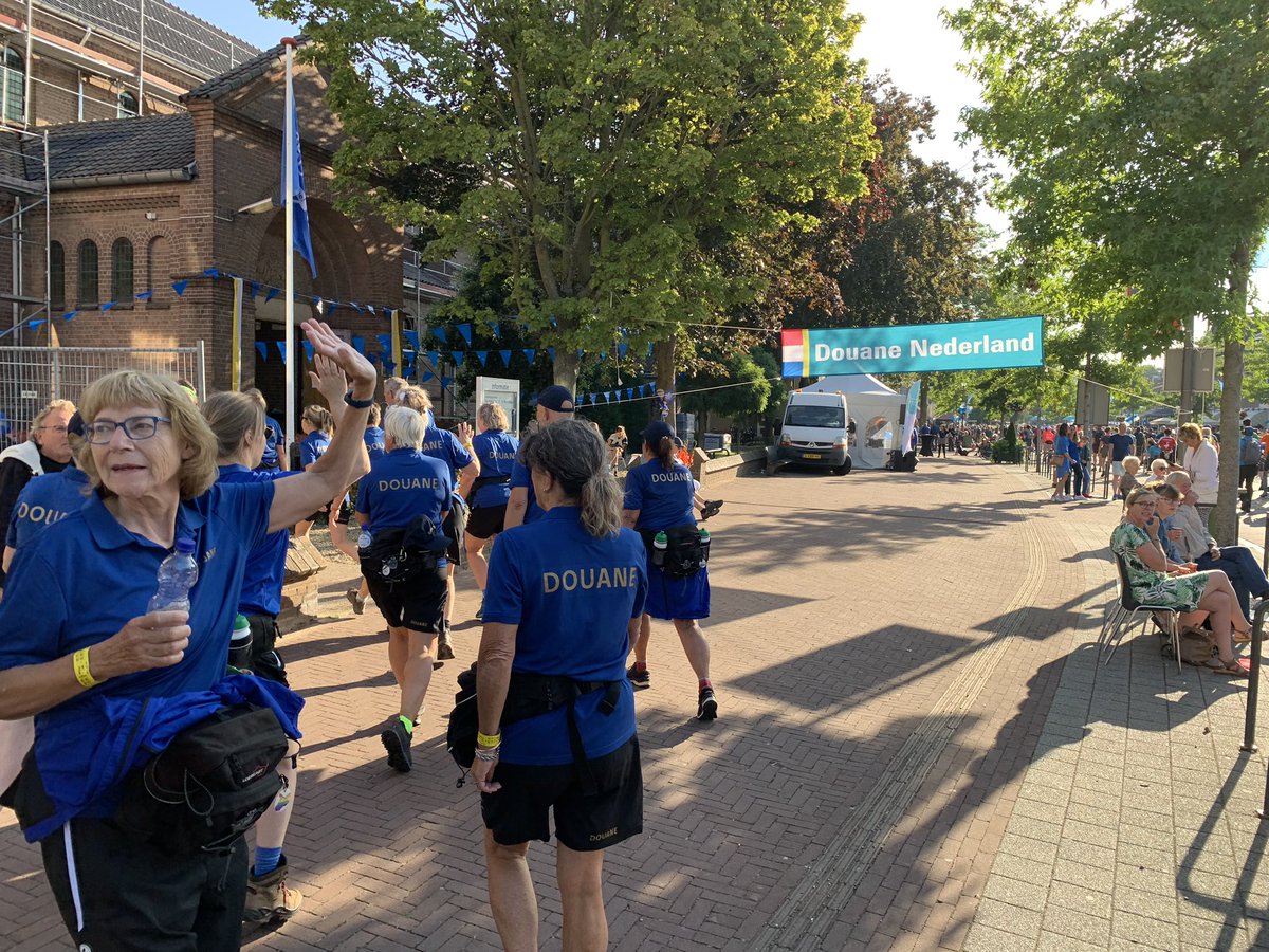 JanKamp4's tweet image. Na bijna 20 km de eerste (koffie)stop in een zeer enthousiast Elst. De helft zit er al weer op voor vandaag. #WalkoftheWorld #4daagse