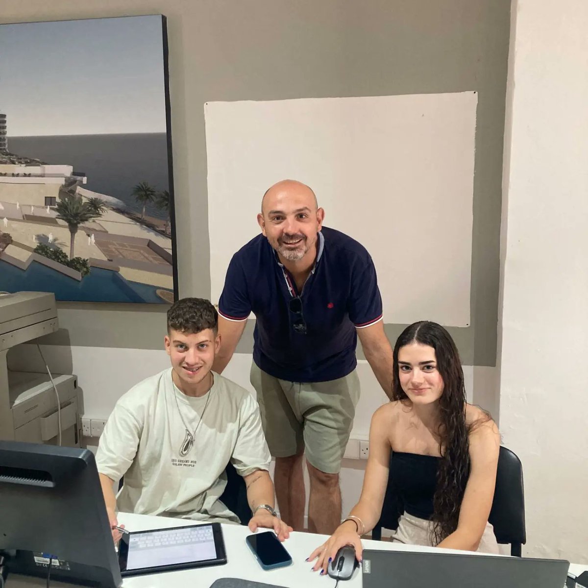 FpSedavi's tweet photo. Visita de nuestro compañero de ciclos Jose Ángel al alumnado de Grado Medio en Gestión Administrativa que está desarrollando su experiencia Erasmus en Malta, verano 2023. Con la beca de acompañamiento ha sido partícipe de primera mano del desarrollo de sus tareas administrativas. https://t.co/rSpiOCtOqM