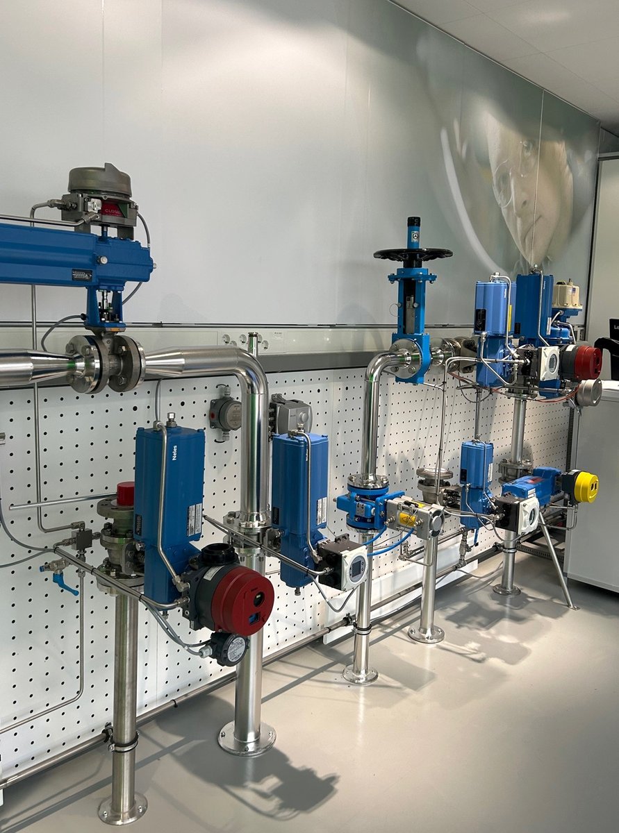 valmetglobal's tweet photo. As you can see in this picture from one of our demo rooms, #Flowrox valves and pumps have a fresh new look! Now all Valmet’s industry leading offering of flow control solutions have a unified coloring.  New upgraded identity, same familiar values.
#ValmetFlowControl  #Valmet https://t.co/Uw6KenPCYd