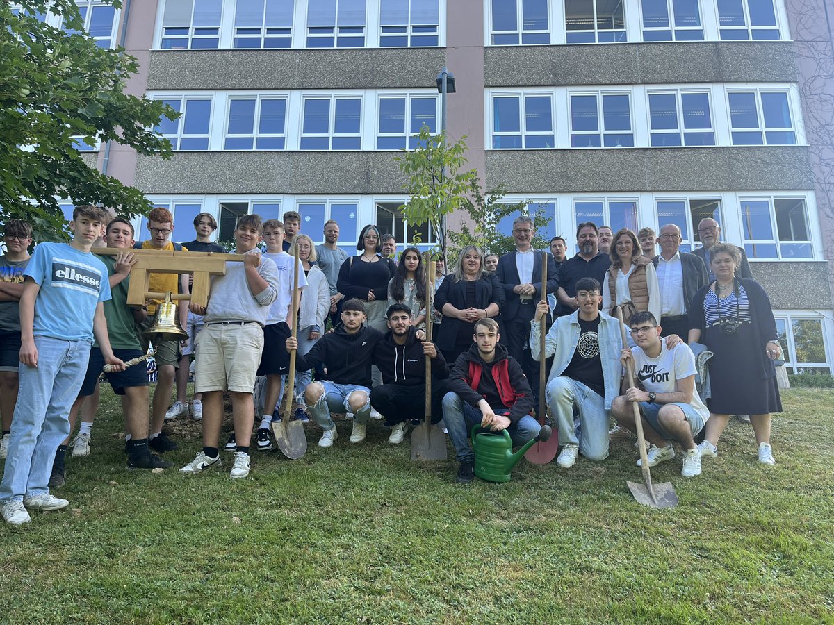 Sabine_Baetzing's tweet photo. Was ein tolles Projekt der Hermann Gmeiner #RealschulePlus aus #Daaden gemeinsam mit Schüler:innen aus #Komeno (Griechenland): Sie haben in Komeno gemeinsam einen #Friedenspark errichtet als #Mahnmal und Erinnerung an die Gräueltaten der Wehrmacht im 2. Weltkrieg. (1/3) https://t.co/nAWmcCbhoa